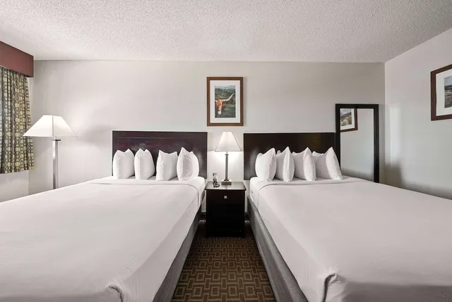 غرفة بسريرين كوين للمدخنين، Days Inn by Wyndham Round Rock 2/5