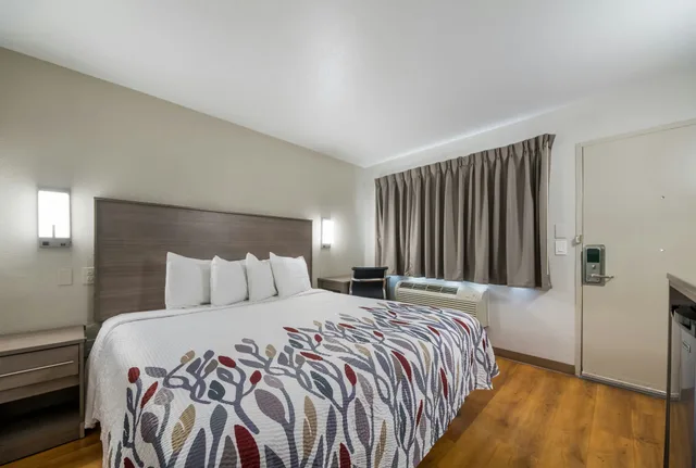 غرفة ديلوكس بسرير كينج لذوي الإعاقة، Red Roof Inn San Antonio E – Frost Bank Center 4/5
