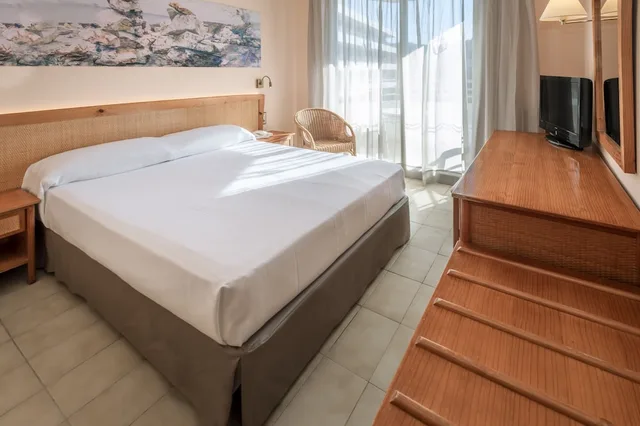 غرفة مفردة بسرير كوين، GHT Oasis Tossa & Spa 1/8