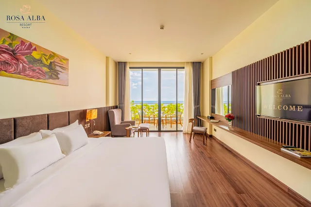 غرفة بريميوم ديلوكس بسرير مزدوج بإطلالة على البحر، Rosa Alba Resort and Villas Tuy Hoa 1/2