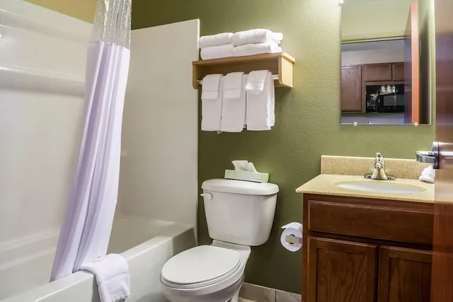 Efficiency, 2 Queen Beds, Accessible، Suburban Studios Triadelphia - Wheeling at The Highlands 3/5