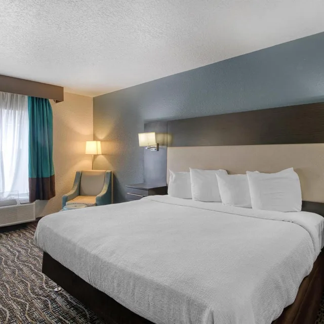غرفة بسرير كينج بحوض استحمام لذوي الإعاقة، Best Western Waldo Inn and Suites 3/7