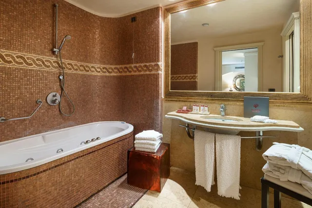 جناح بسرير كوين بشرفة، Romano Palace 10/10