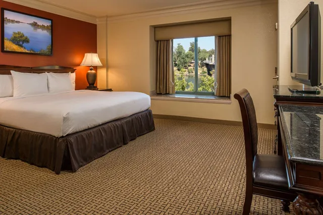 غرفة بسرير كينج لذوي الإعاقة، Embassy Suites by Hilton Sacramento Riverfront Promenade 1/4