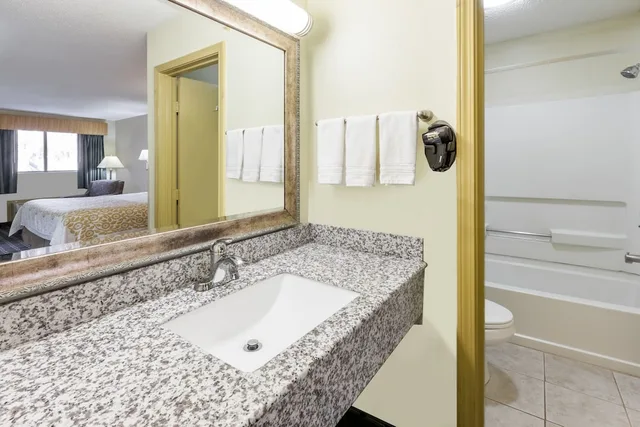 غرفة بزنس بسرير كينج، Days Inn by Wyndham Kent - Akron, Ohio 3/3