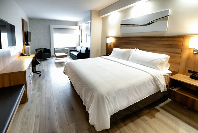 جناح بسرير كينج، Holiday Inn Express Suites Trois Rivieres Ouest 1/2
