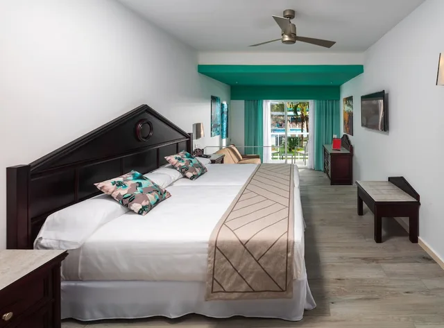 جناح جونيور بسريرين مزدوجين بإطلالة على الحديقة بغرفتي نوم، RIU Ocho Rios All Inclusive 2/3