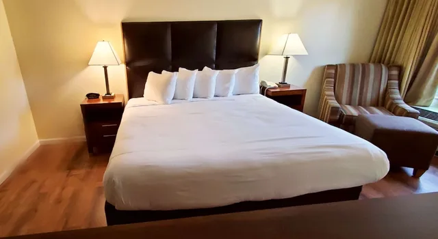 غرفة قياسية بسرير كينج بحوض جاكوزي، Best Western Plus Northwoods Inn 8/10