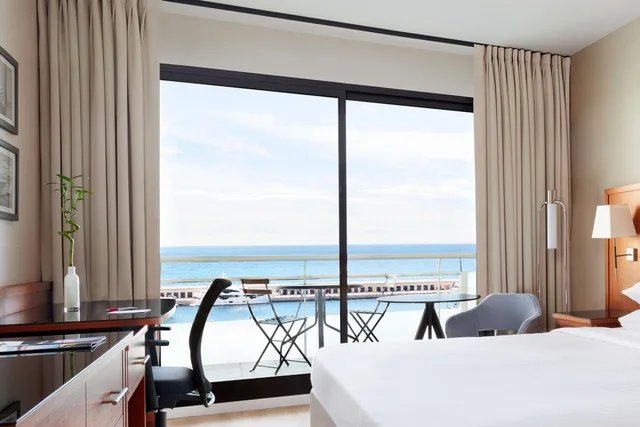 غرفة بزنس بسرير مزدوج بإطلالة على البحر بشرفة، Riviera Marriott Hotel La Porte de Monaco 4/7