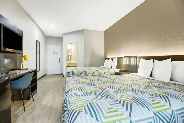 2 Queen Beds - Mobility Accessible Tub, Nsmk, Motel6 Weatherford, TX 3/9