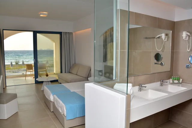 بنغل بريميوم، Aeolos Beach Hotel 4/4