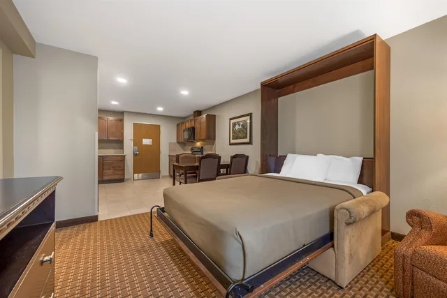 جناح بسرير كينج بمنطقة جلوس بمطبخ، Best Western Plus Vintage Valley Inn 2/5