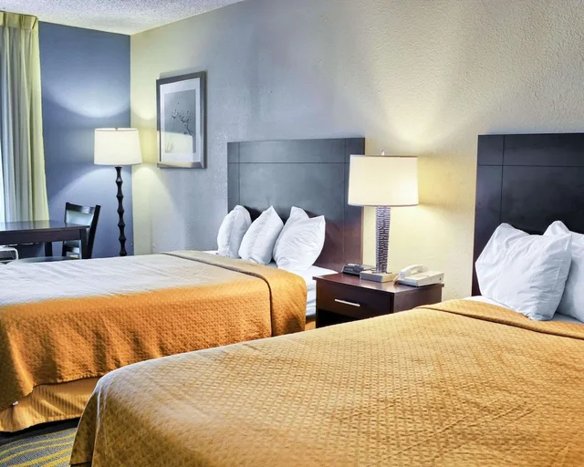 غرفة قياسية بسريرين مزدوجين، Quality Inn Thornburg 4/4