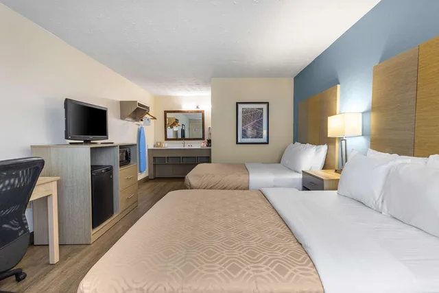 Room, 2 Double Beds, Econo Lodge Middlesboro, KY 1/4