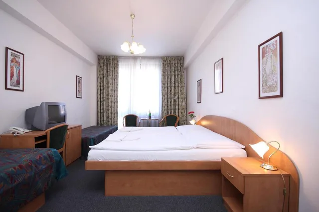 غرفة قياسية رباعية بسريرين منفصلين، Legie Hotel 1/3