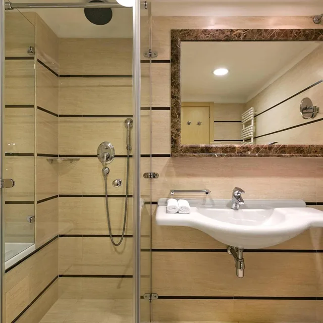 غرفة بريميوم بسرير كينج بإطلالة على المتنزه، Le Meridien Lav 2/2