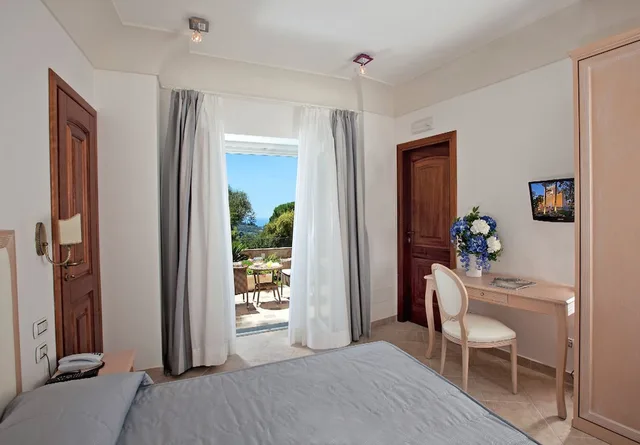 غرفة كومفورت بسريرين منفصلين بإطلالة جزئية على البحر، Villa Ceselle 2/4