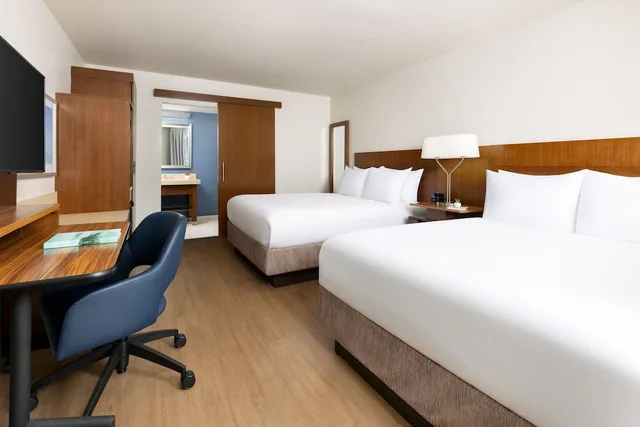 غرفة بسريرين كوين بإطلالة على الحديقة لذوي الإعاقة، Fairfield Inn Suites Key West At the Keys Collection 5/9