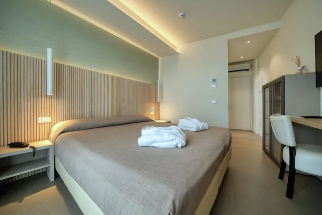 جناح جونيور بسرير كوين، Hotel Palazzo Del Garda (ex Hotel Armony) 2/6