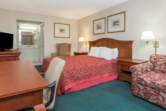 جناح استوديو ديلوكس بسرير كينج، Days Inn & Suites By Wyndham Dayton North 3/4