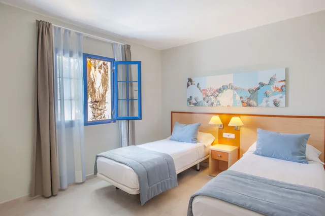 1 Bedroom, Apartment, Twin Beds, Sofa, Balcony or Terrace، Grupotel Cinco Plazas 2/4