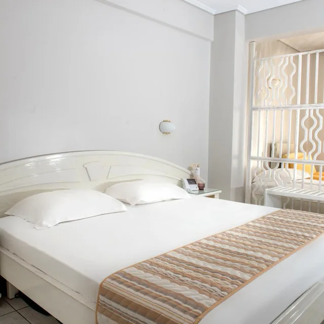 غرفة ثلاثية، Strass Hotel 2/10