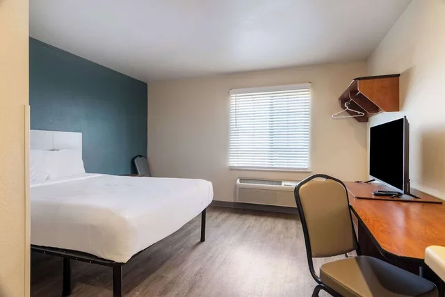 Efficiency, Suite, Queen Bed، WoodSpring Suites Champaign near University 1/2