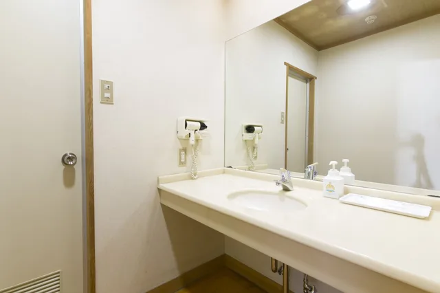 غرفة يابانية بفرشتي فوتون بحمام مشترك بأرضية تاتامي، KUROBE KANKO HOTEL 2/2
