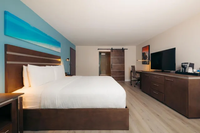 غرفة قياسية بسرير كينج لذوي الإعاقة، The Cove Hotel, Ascend Hotel Collection 3/10