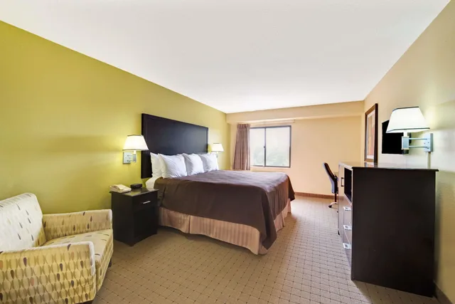 جناح بسرير كينج، Days Inn & Suites by Wyndham DeSoto 5/6