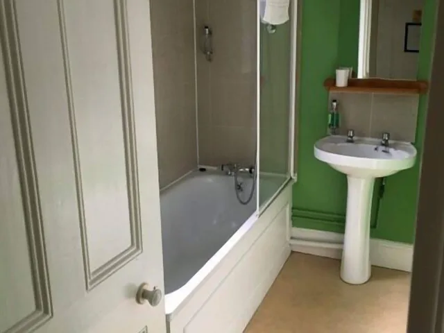 Room, Double Bed, The Kings Arms 2/3