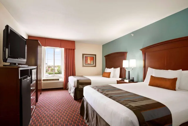 جناح بسرير كوين مع أريكة، Wingate By Wyndham San Marcos 1/3