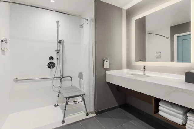 جناح بسرير كينج بغرفة نوم واحدة بمطبخ لذوي الإعاقة، Staybridge Suites Toronto Airport East 4/4
