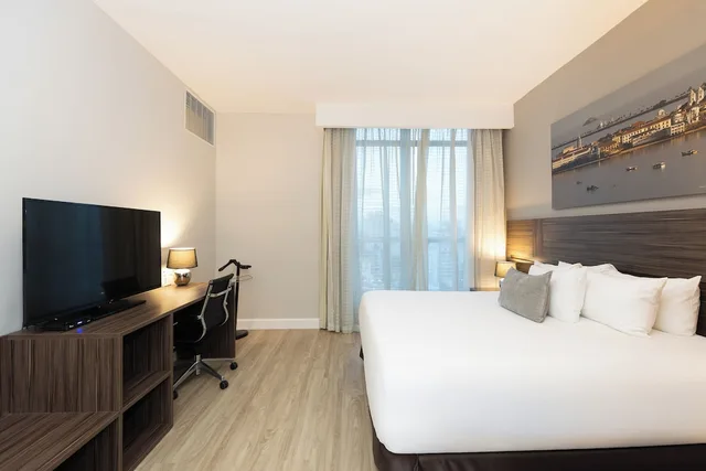 Deluxe, King Bed, Victoria Hotel and Suites Panama 3/6