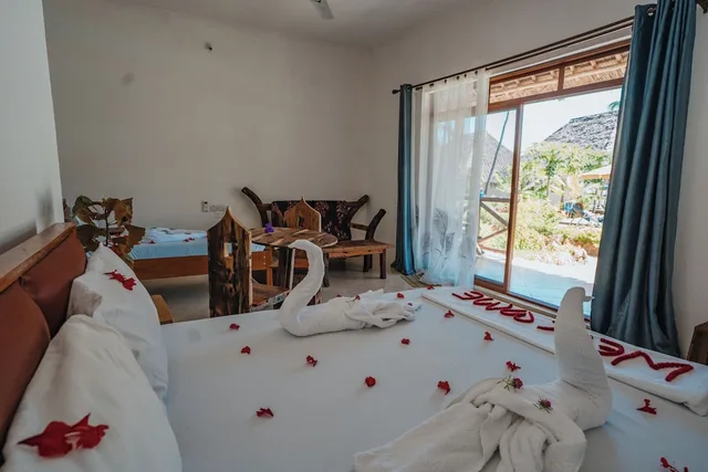 غرفة ديلوكس ثلاثية بسرير مزدوج وسرير فردي بإطلالة على المسبح، Bella Vista Resort Zanzibar 1/1