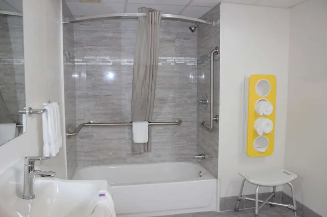 1 King Bed - Mobil Access Tub Nsmk Micfridg، Motel6 Cleveland, TN 4/4