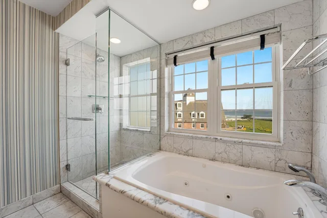 جناح بسرير كينج، Newport Beach Hotel Suites 3/4