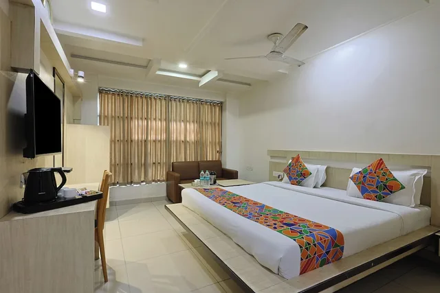 غرفة ديلوكس بسرير مزدوج، HOTEL AMBASSADOR VADODARA 1/10