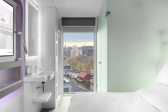 غرفة بريميوم بسرير كوين في طابق مرتفع، YOTEL Amsterdam, Select by Hilton 2/3