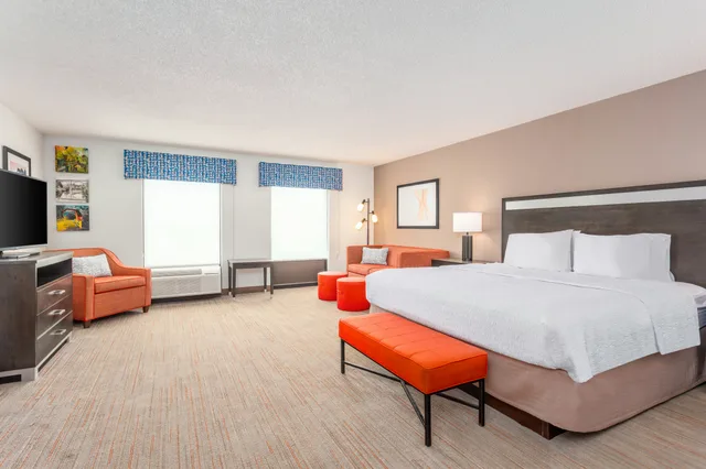 Study, King Bed, Sofa، Hampton Inn Akronsouth 1/2