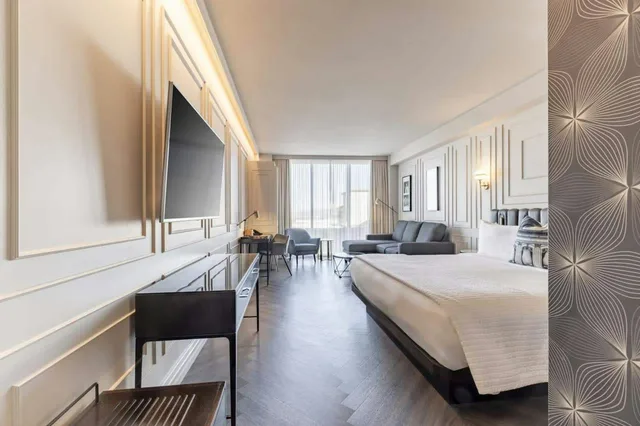 غرفة بسرير كينج مع أريكة، L Hotel Du Capitole 1/7