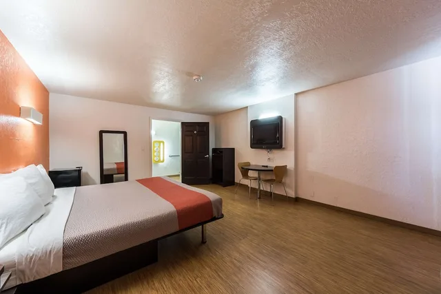 Standard, King Bed, Motel6 Uvalde, TX 3/10