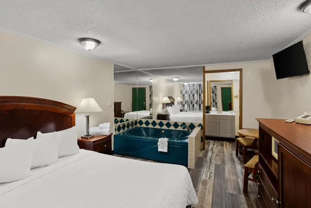جناح بسرير كينج بحوض جاكوزي للمدخنين، Knights Inn Ashland 1/4