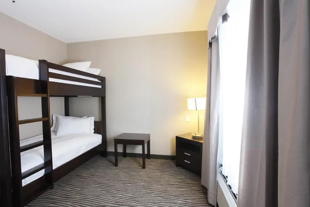 غرفة قياسية بسرير كينج لذوي الإعاقة، Holiday Inn Express Fort St John 1/10