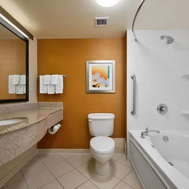 جناح تنفيذي بغرفة نوم واحدة بجاكوزي، Fairfield Inn And Suites Toronto Airport 2/3
