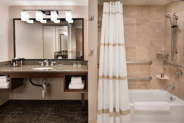 Suite, King Bed, Sofa, Las Vegas Marriott 5/9