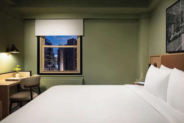 غرفة ديلوكس بسرير كينج، THE ROW NYC HOTEL 3/10