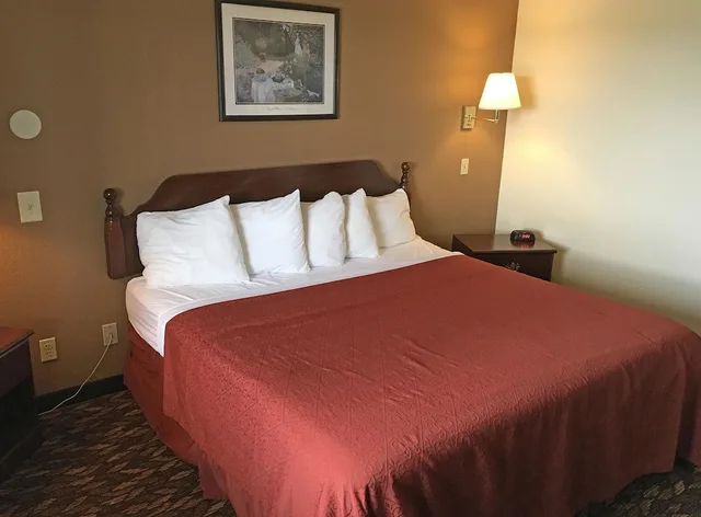جناح بسرير كينج بحوض جاكوزي، Americas Best Value Inn Celina 2/4