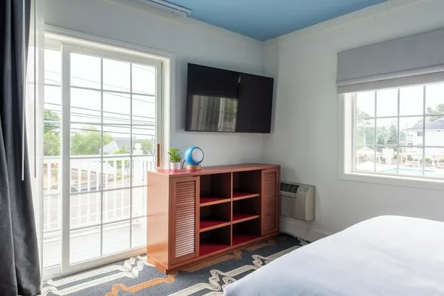 جناح بسريرين كوين بشرفة بغرفتي نوم مع أريكة، Ogunquit Hotel 1/10