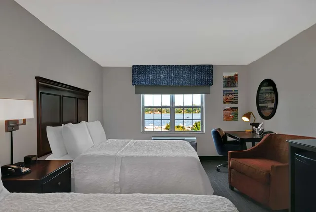 غرفة بسرير كوين بإطلالة على النهر، Hampton Inn Bath Brunswick Area Me 1/3
